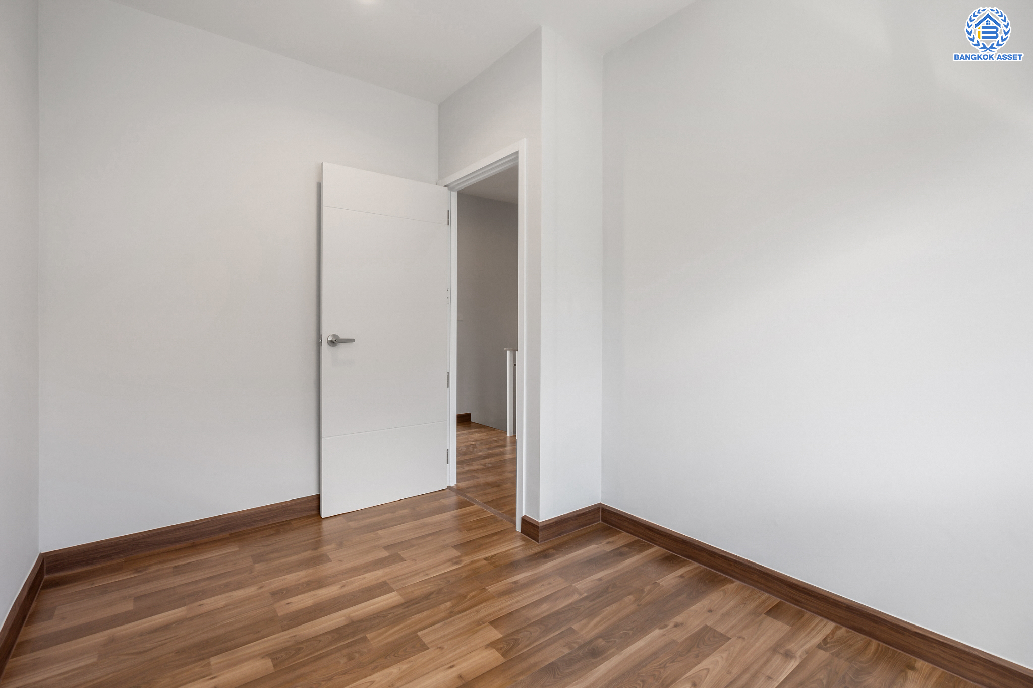 ทาวน์เฮ้าส์มือสองนนทบุรี ม.วิลเลตไลท์ ราชพฤกษ์-ปิ่นเกล้า เนื้อที่ 17.2 ตร.ว. ฟังก์ชัน 3 ห้องนอน 2 ห้องน้ำ จอดรถได้ 2 คัน  บนทำเลสะดวกสบาย เดินทางง่าย เข้า-ออกได้หลายเส้นทาง ทั้งทางราชพฤกษ์ กาญจนาภิเษก และนครอินทร์ เพียง 5 นาทีถึงจุดขึ้นทางด่วน "ศรีรัช"